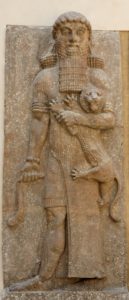 Herói segurando um leão - baixo-relevo da fachada da sala do trono, palácio de Sargon II - Dur Xarruquim, Corsabade